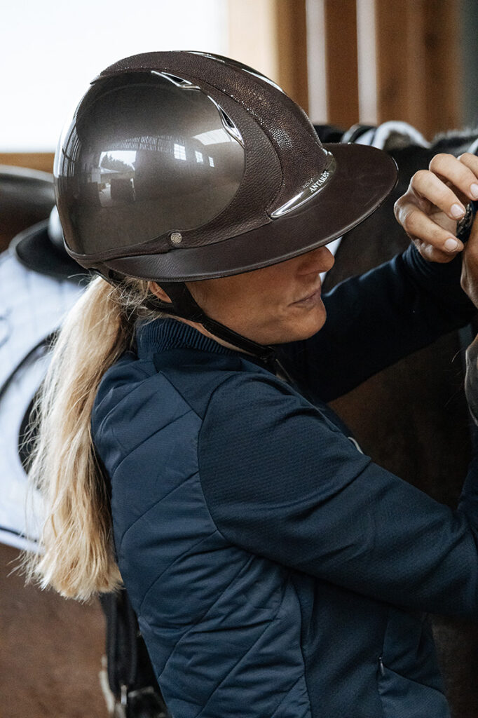 The Antarès riding helmet offers the rider a high level of warranty when riding.